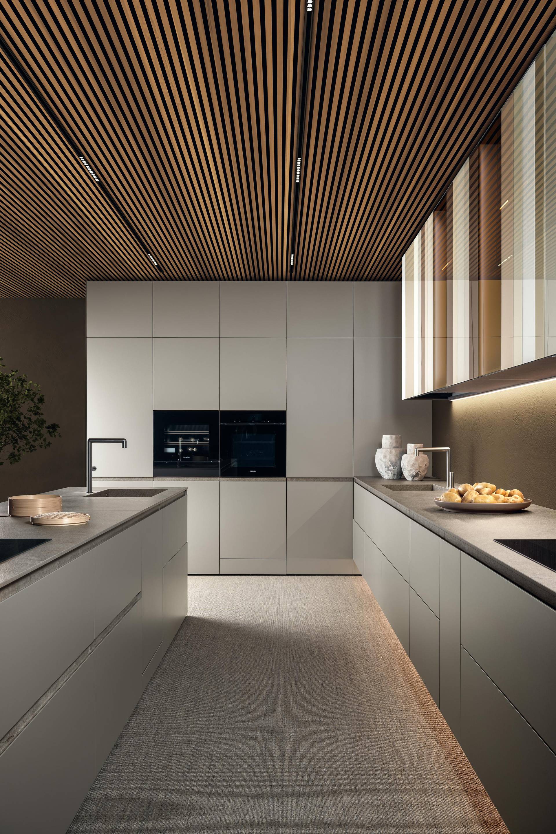 Cocina moderna gris con mueble alto a medida